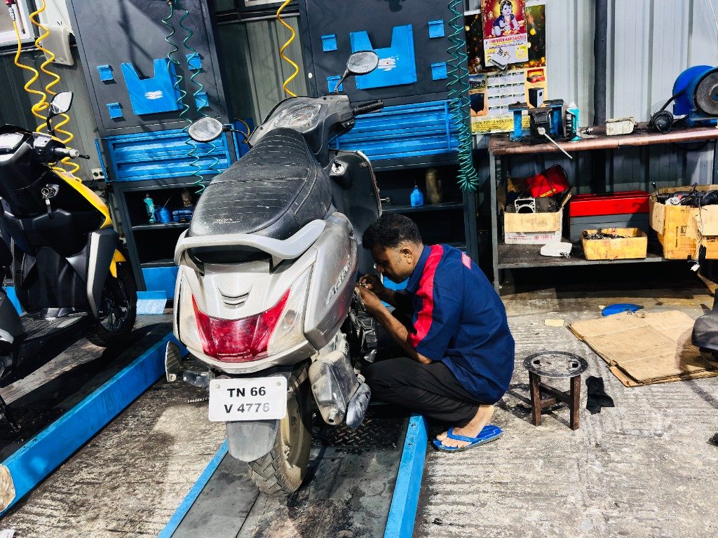 Scooter and moped diagnostic servicing bay